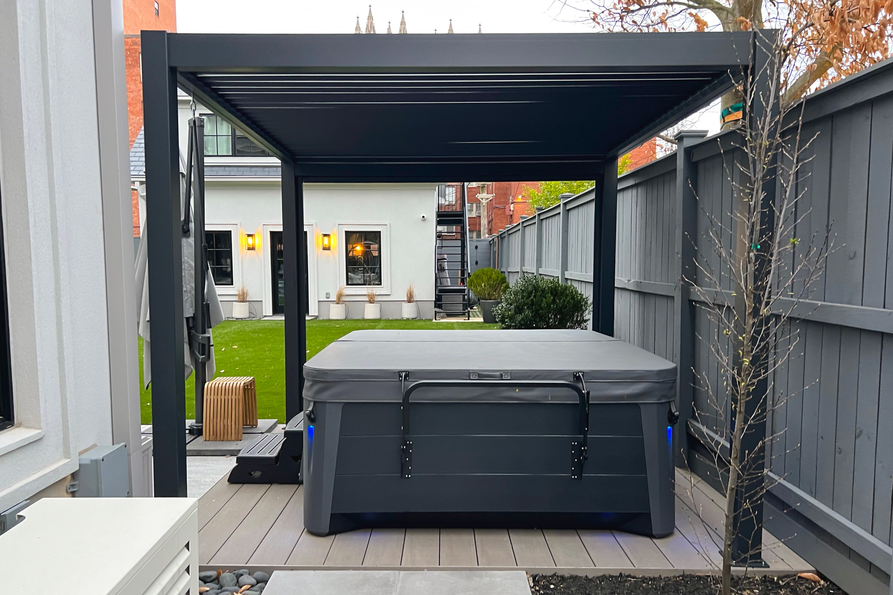 Hansø aluminum slat walls on the side of a pergola