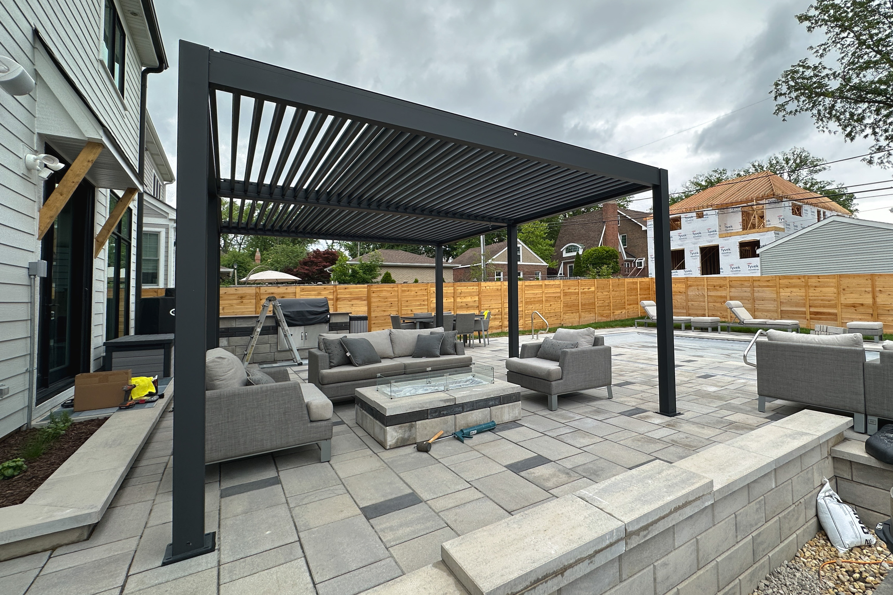 Hansø integrated LED lighting under the pergola at night