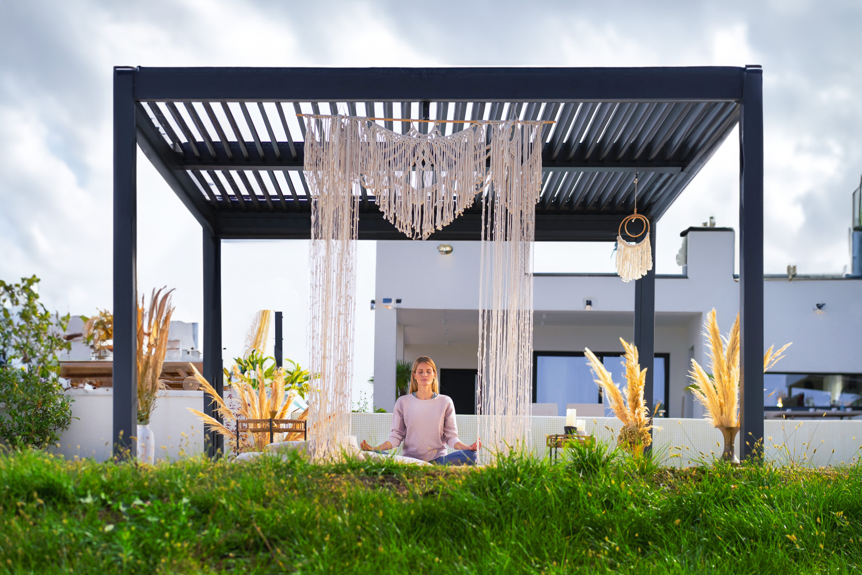 Hansø PRO+ 10×10 pergola sized for a dining table or jacuzzi