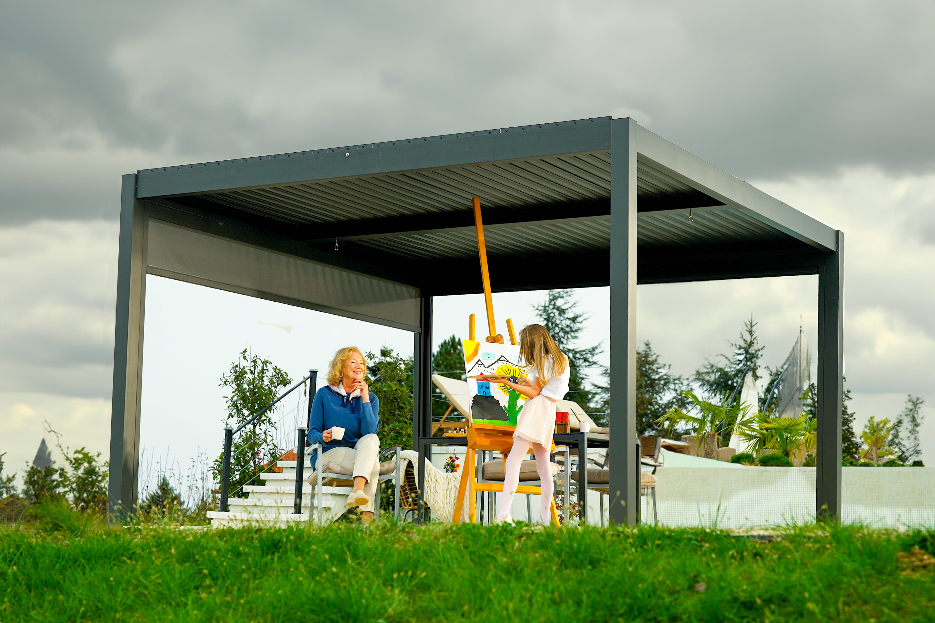 Hansø PRO+ 13×19 pergola covering both a dining table and lounge area