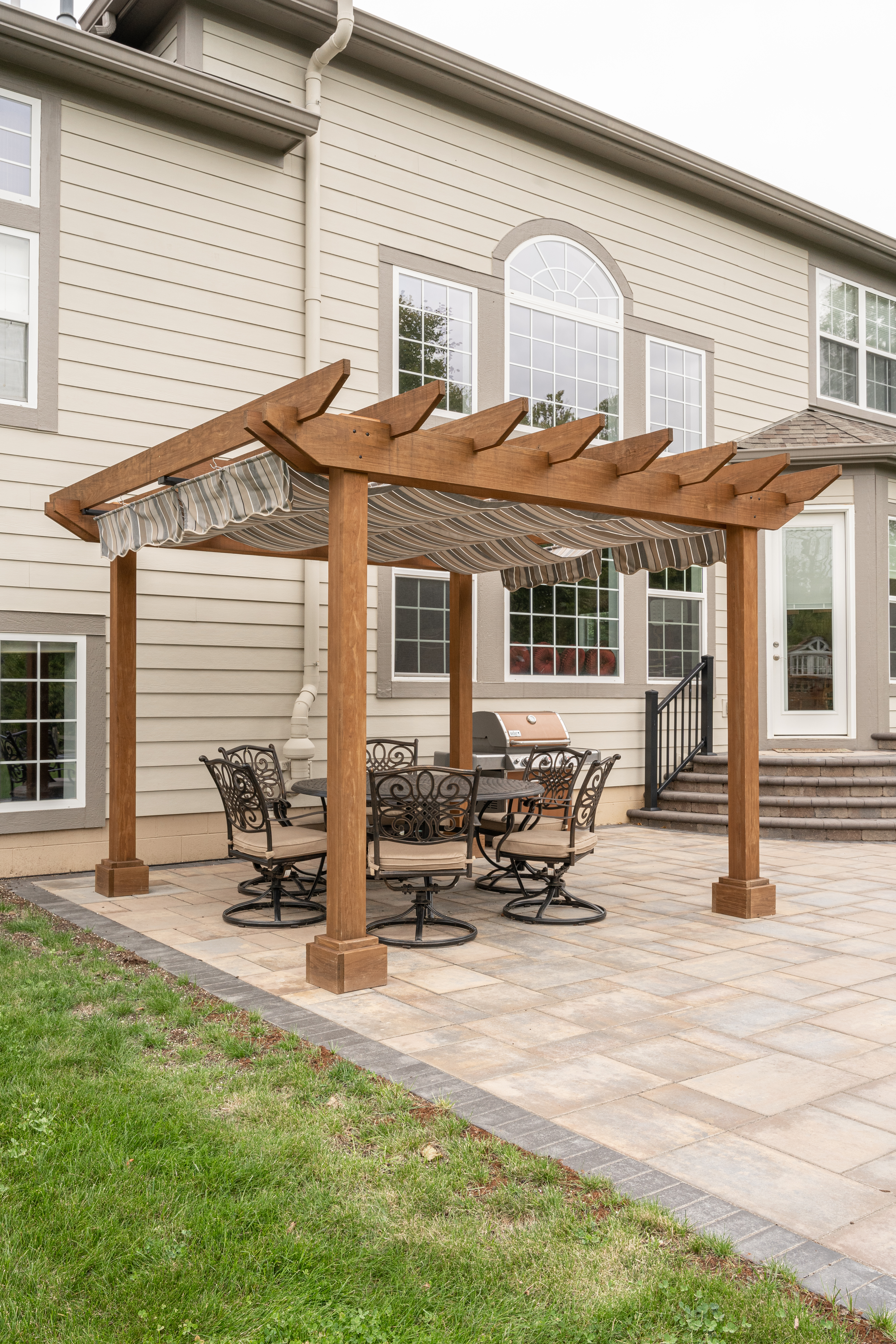 Berlin Gardens Mendoza wood pergola in mocha stain with classic end cuts