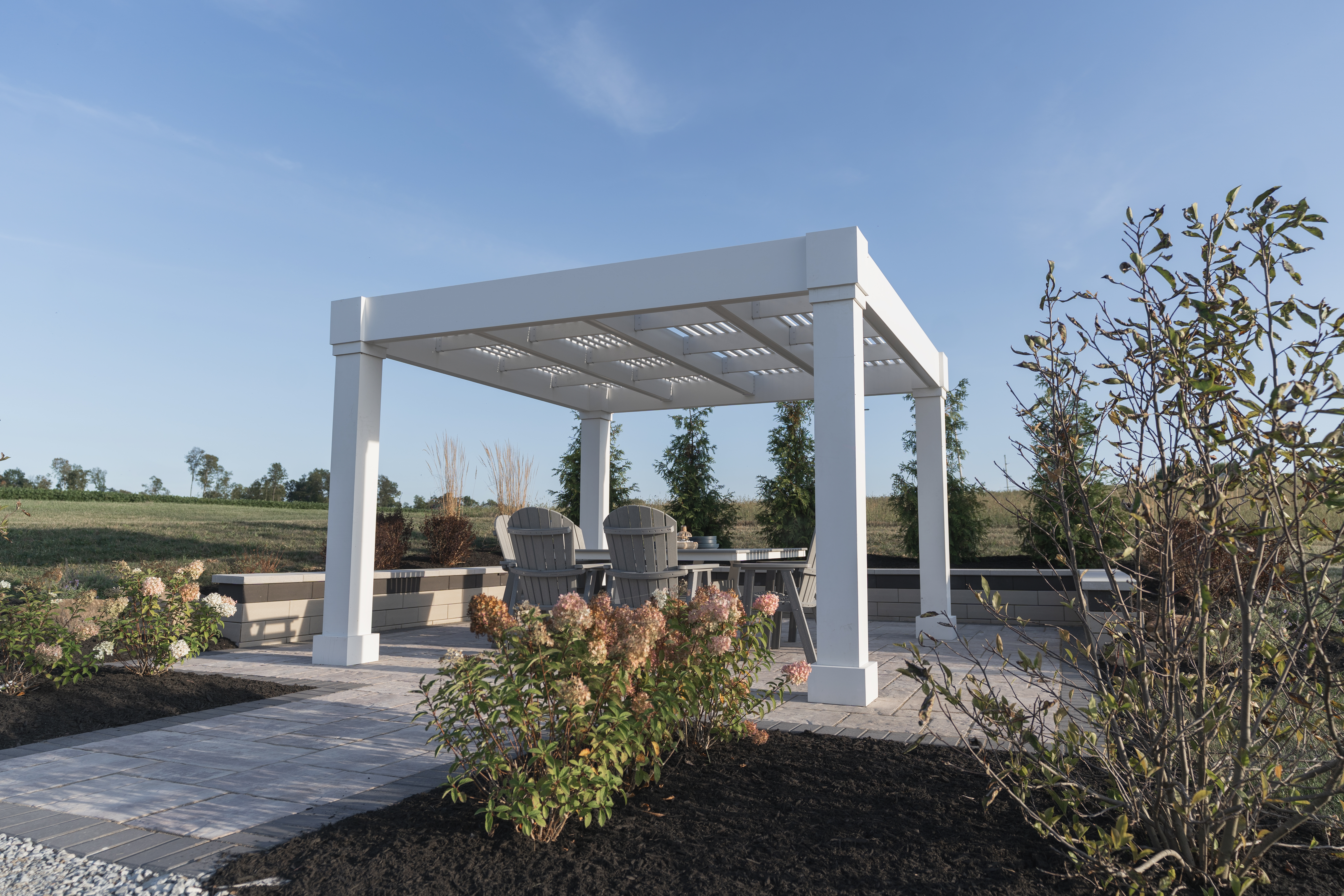 Berlin Gardens Porter pergola with half shade slats and half lattice panels