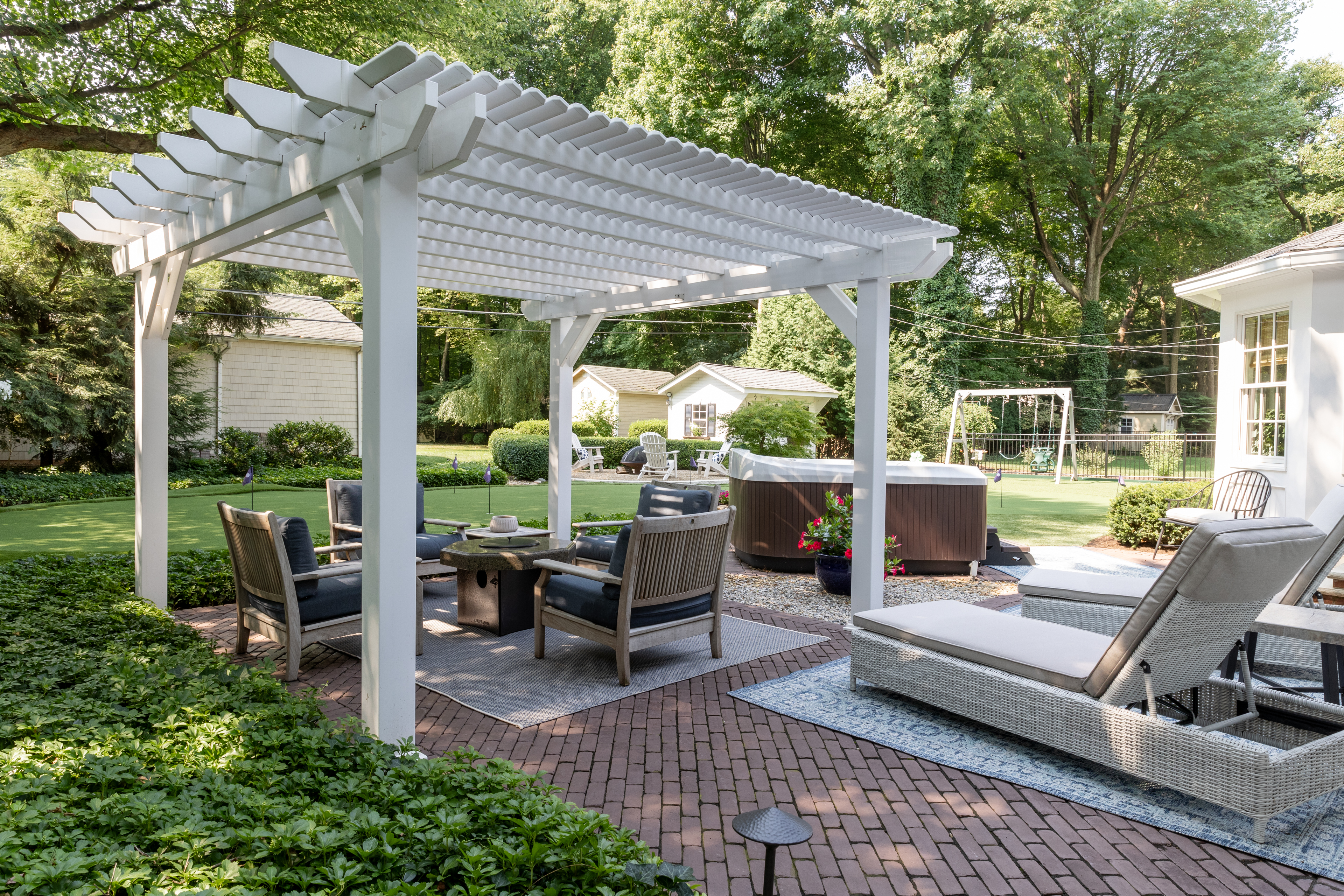 Berlin Gardens Urbana vinyl pergola with deluxe shade