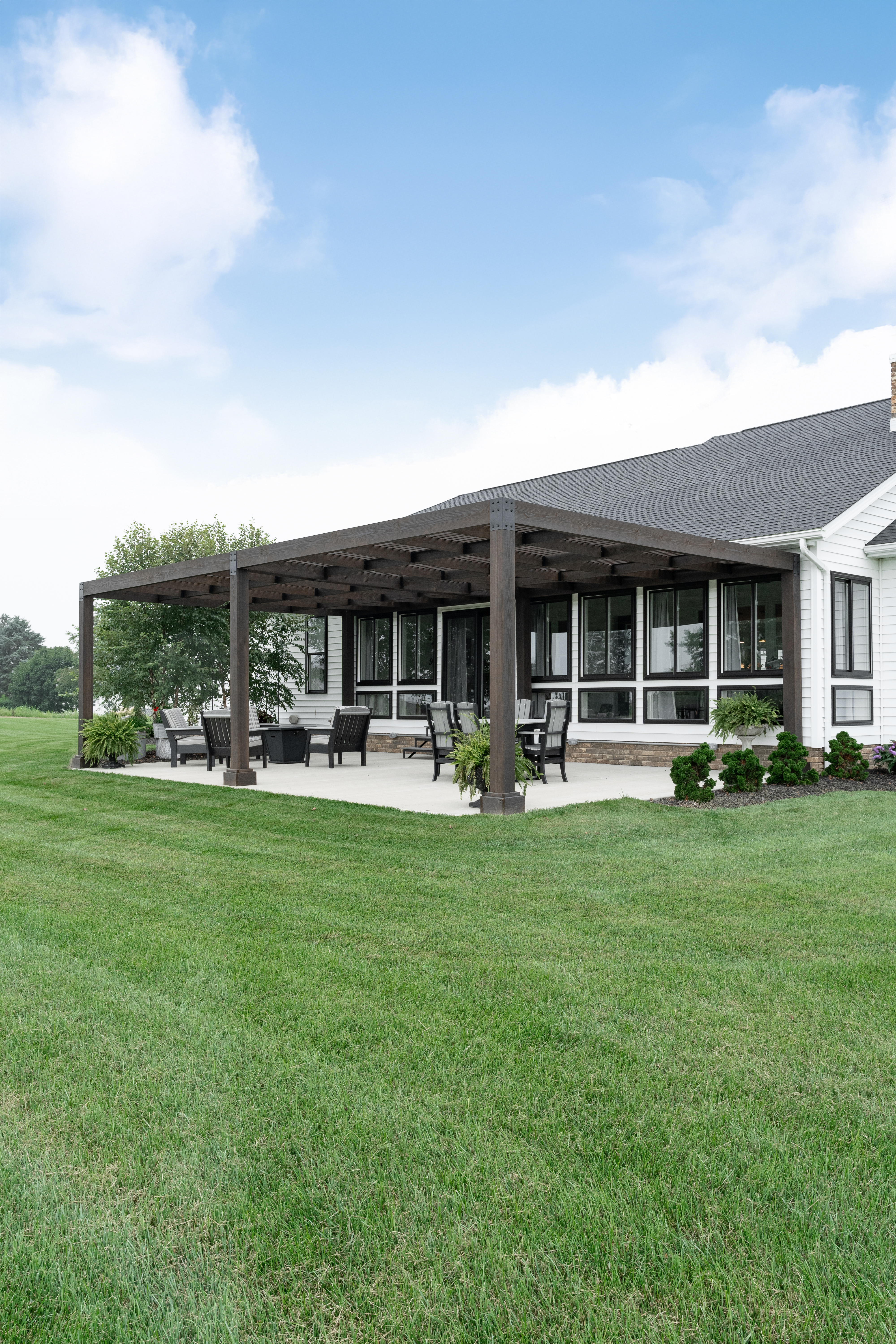 Berlin Gardens Vineyard wood pergola in mocha stain